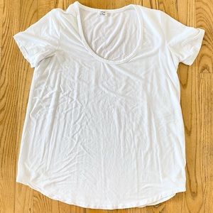 Aritzia Wilfred Scoop Neck Short Sleeve T-Shirt
White 
Size XS